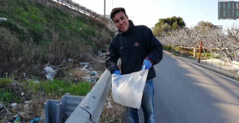 La storia di Michele, il giovane che raccoglie i rifiuti negli angoli dimenticati di Bari